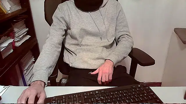 Snapshot of topg84 chatting on 11-27-25, 06:32 topg84 online show from 11-27-25, 06:32