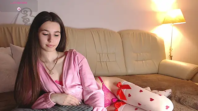 Snapshot of Bella_Rosee4u chatting on 06-16-26, 08:00 Bella Rosee4u online show from 06-16-26, 08:00