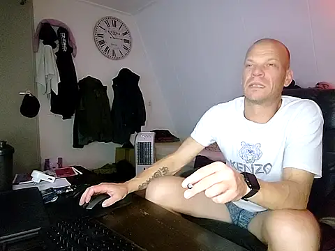 Snapshot of Kinky_Play1 chatting on 10-19-25, 08:09 Kinky Play1 online show from 10-19-25, 08:09