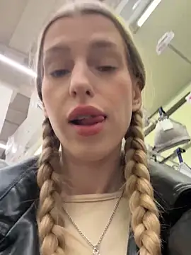 kira mia online show from 12-19-25, 03:41