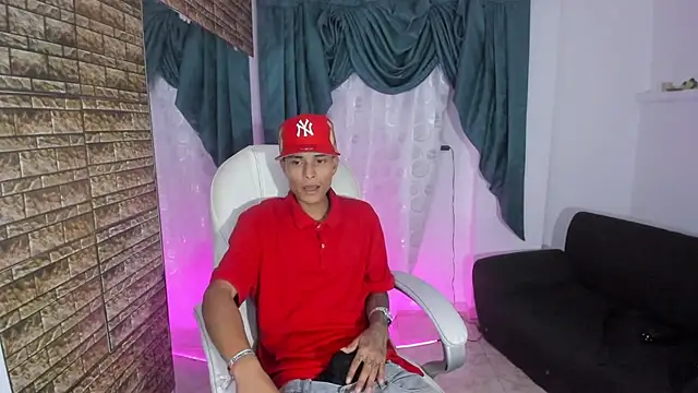 Snapshot of paul_booy chatting on 10-31-25, 04:13 paul booy online show from 10-31-25, 04:13