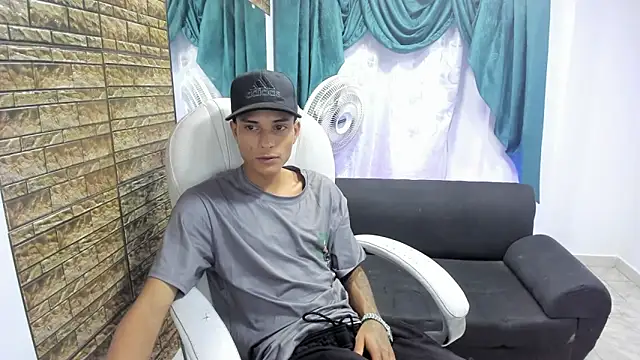 Snapshot of paul_booy chatting on 11-05-25, 01:49 paul booy online show from 11-05-25, 01:49