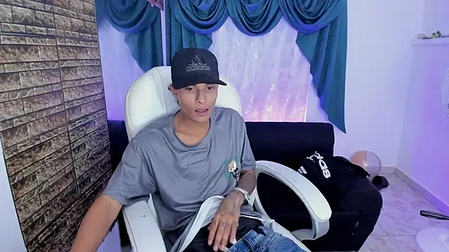 Snapshot of paul_booy chatting on 11-22-25, 04:44 paul booy online show from 11-22-25, 04:44