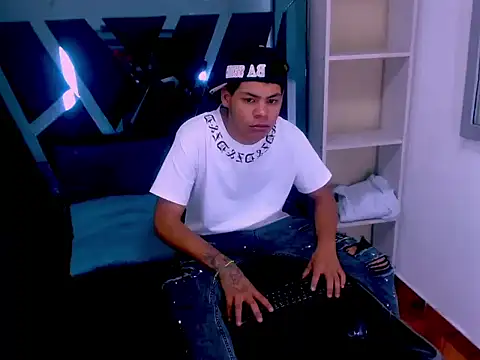 Snapshot of Yordi_Alpha chatting on 11-07-25, 01:00 Yordi Alpha online show from 11-07-25, 01:00