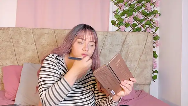 Snapshot of Karina_Wong chatting on 11-23-25, 08:52 Karina Wong online show from 11-23-25, 08:52