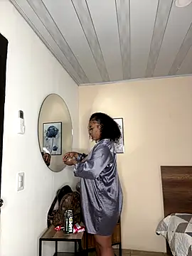 Snapshot of YariRose chatting on 11-13-25, 01:21 YariRose online show from 11-13-25, 01:21