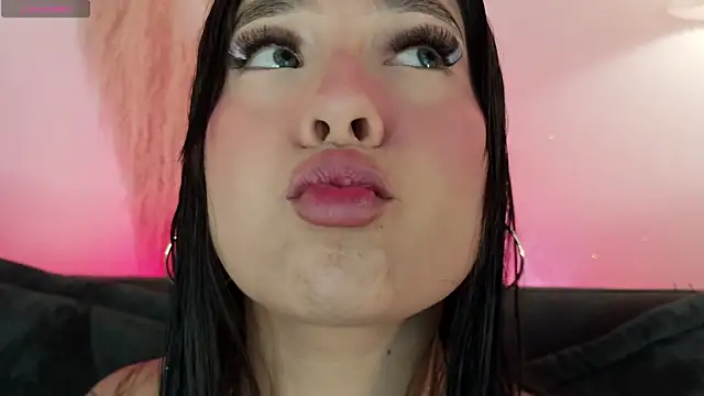 Snapshot of mia_roux1 chatting on 06-20-26, 11:07 mia roux1 online show from 06-20-26, 11:07