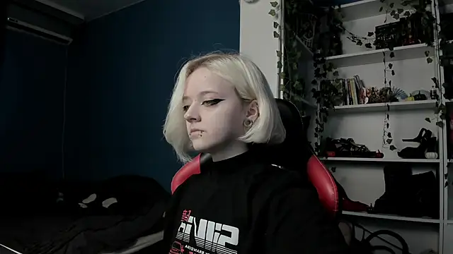 Snapshot of Holy_Mistress_S chatting on 11-11-25, 09:09 Holy Mistress S online show from 11-11-25, 09:09