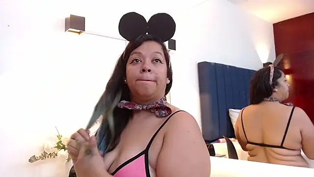 Snapshot of Angyrios chatting on 10-31-25, 01:23 Angyrios online show from 10-31-25, 01:23