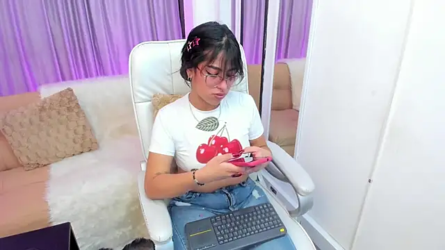 Snapshot of Claire_Aristizabal_ chatting on 11-14-25, 08:07 Claire Aristizabal online show from 11-14-25, 08:07