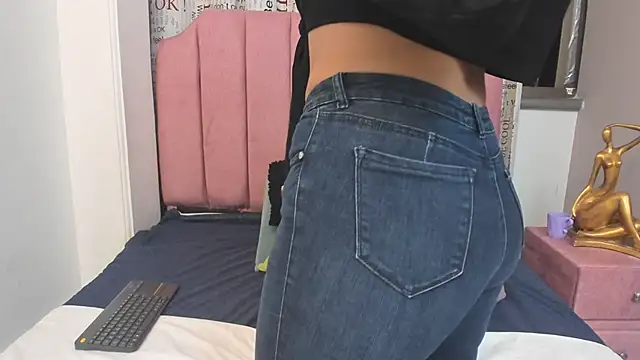 Snapshot of Claire_Aristizabal_ chatting on 11-22-25, 04:33 Claire Aristizabal online show from 11-22-25, 04:33