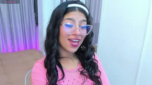 Snapshot of Claire_Aristizabal_ chatting on 11-29-25, 08:23 Claire Aristizabal online show from 11-29-25, 08:23