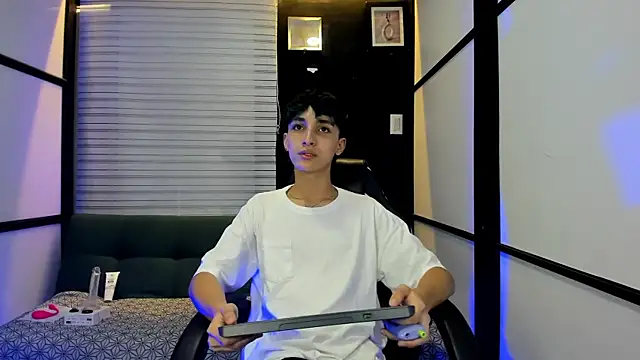 LiamPage  online show from 11-17-25, 09:09