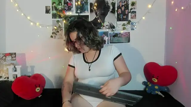 Snapshot of Rose_Hellen chatting on 10-27-25, 04:05 Rose Hellen online show from 10-27-25, 04:05