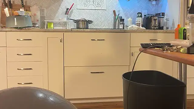 Snapshot of andrenoma427 chatting on 11-25-25, 04:12 andrenoma427 online show from 11-25-25, 04:12