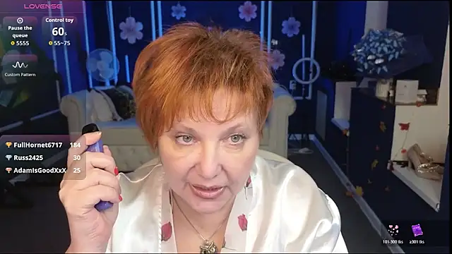 Snapshot of Kira_Kirke chatting on 11-10-25, 04:39 Kira Kirke online show from 11-10-25, 04:39