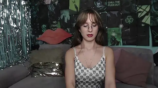 AlishaKellyi online show from 12-18-25, 05:46