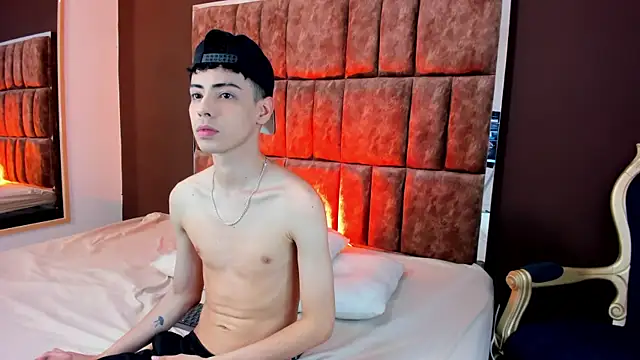 Sebastian Reed online show from 11-22-25, 04:33