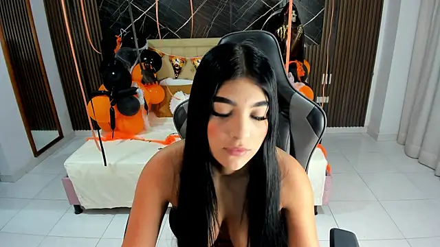 Snapshot of Milu_17 chatting on 11-04-25, 10:58 Milu 17 online show from 11-04-25, 10:58