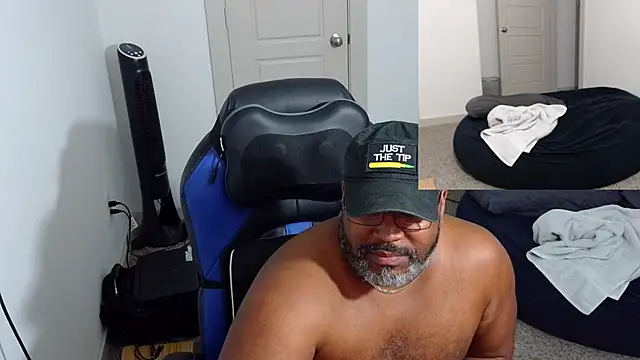 Snapshot of SplendaDaddy50 chatting on 10-24-25, 01:35 SplendaDaddy50 online show from 10-24-25, 01:35