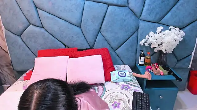 Snapshot of JulietaDiamond chatting on 06-17-26, 03:31 JulietaDiamond online show from 06-17-26, 03:31
