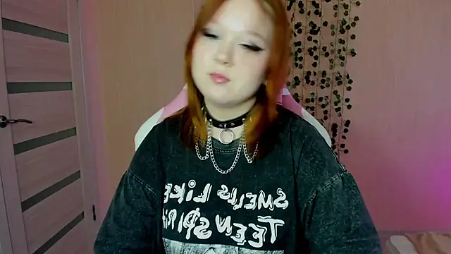 Snapshot of Lovly_Vixen chatting on 10-25-25, 08:33 Lovly Vixen online show from 10-25-25, 08:33