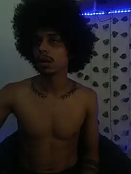 Snapshot of aaron_play chatting on 11-06-25, 01:01 aaron play online show from 11-06-25, 01:01