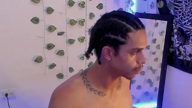 Snapshot of aaron_play chatting on 11-08-25, 01:33 aaron play online show from 11-08-25, 01:33