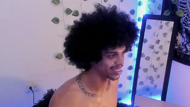 Snapshot of aaron_play chatting on 11-11-25, 12:38 aaron play online show from 11-11-25, 12:38