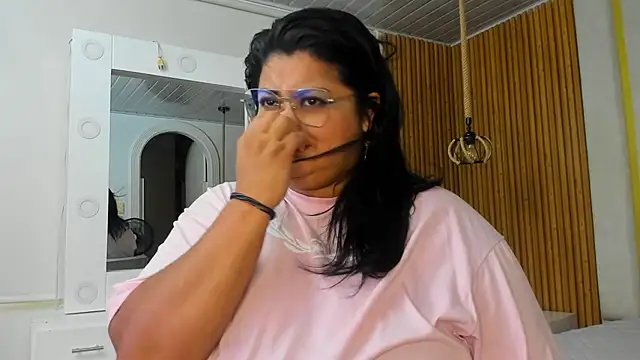 Snapshot of Hanna_curvy_ chatting on 11-16-25, 12:00 Hanna curvy online show from 11-16-25, 12:00