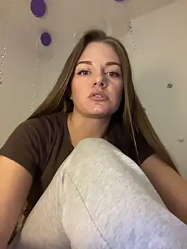 Snapshot of EllaMoonlight chatting on 10-28-25, 04:20 EllaMoonlight online show from 10-28-25, 04:20