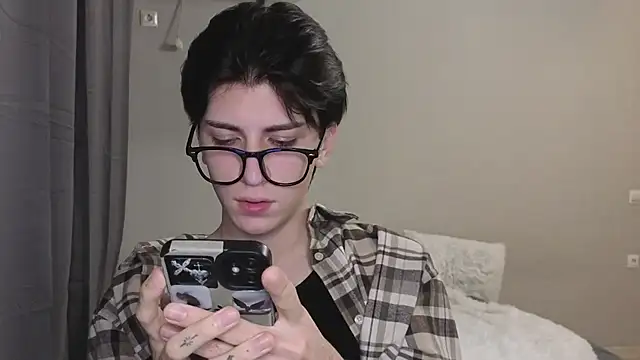 Snapshot of Oliver_star_boy_ chatting on 10-27-25, 05:50 Oliver star boy online show from 10-27-25, 05:50