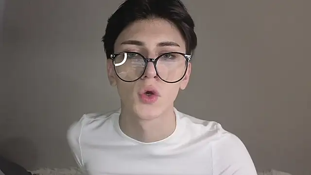 Snapshot of Oliver_star_boy_ chatting on 11-21-25, 12:26 Oliver star boy online show from 11-21-25, 12:26