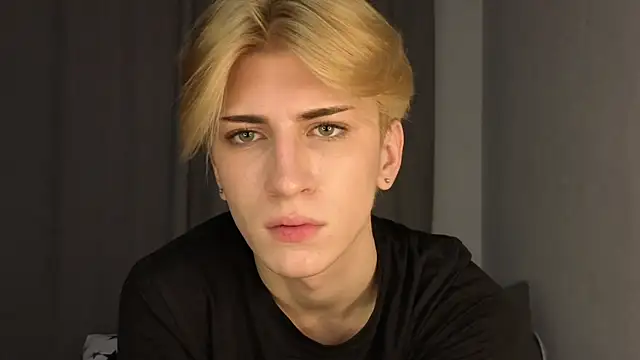 Snapshot of Oliver_star_boy_ chatting on 05-05-26, 06:27 Oliver star boy online show from 05-05-26, 06:27
