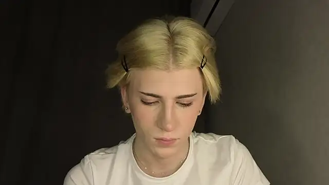 Snapshot of Oliver_star_boy_ chatting on 05-12-26, 06:16 Oliver star boy online show from 05-12-26, 06:16