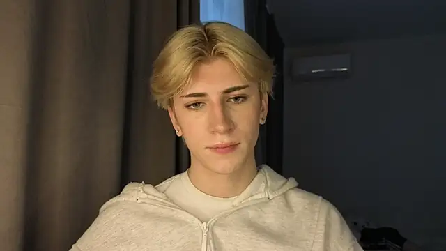 Snapshot of Oliver_star_boy_ chatting on 05-25-26, 12:11 Oliver star boy online show from 05-25-26, 12:11