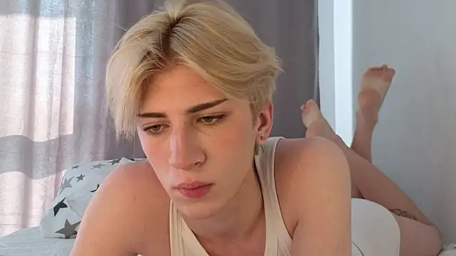 Snapshot of Oliver_star_boy_ chatting on 05-26-26, 04:41 Oliver star boy online show from 05-26-26, 04:41