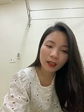 Bee Yellow00 online show from 12-22-25, 05:48