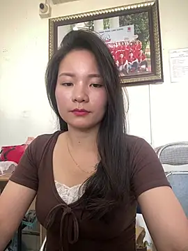 Bee Yellow00 online show from 04-11-26, 07:45