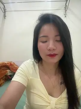 Bee Yellow00 online show from 04-15-26, 04:52