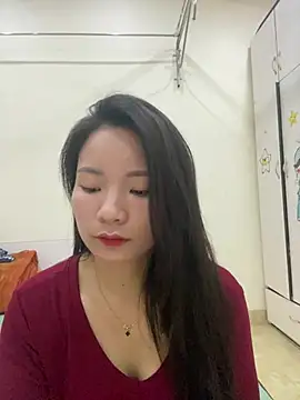 Bee Yellow00 online show from 05-12-26, 04:42