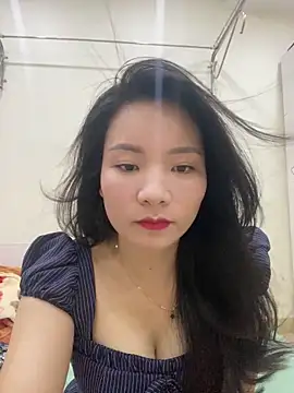 Bee Yellow00 online show from 05-19-26, 04:41
