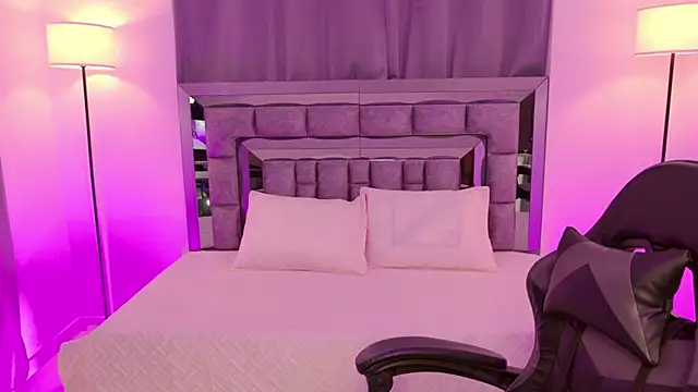 Snapshot of Bella_Clark2 chatting on 10-31-25, 02:45 Bella Clark2 online show from 10-31-25, 02:45