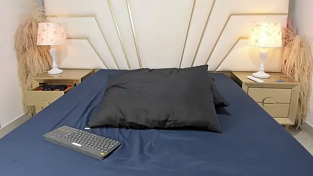 Snapshot of MaroxCute chatting on 11-25-25, 11:27 MaroxCute online show from 11-25-25, 11:27