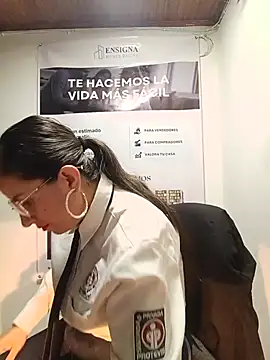 Snapshot of Valentina--1 chatting on 06-18-26, 10:09 Valentina--1 online show from 06-18-26, 10:09