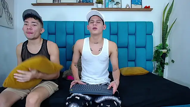 Hot Boys Latinos X online show from 04-10-26, 05:06