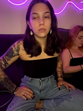 Snapshot of Hannahinfame chatting on 11-20-25, 05:07 Hannahinfame online show from 11-20-25, 05:07