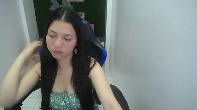 Snapshot of velvetvixen_t chatting on 11-01-25, 01:46 velvetvixen t online show from 11-01-25, 01:46