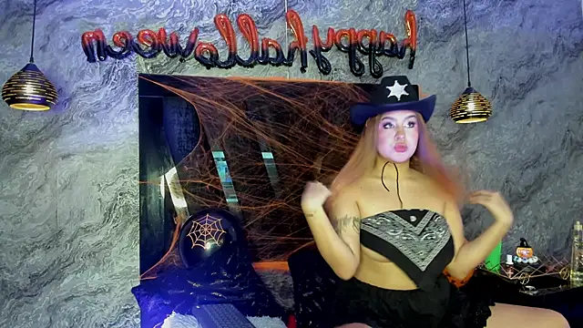 Snapshot of VelvetKiss_ chatting on 10-31-25, 04:52 VelvetKiss online show from 10-31-25, 04:52