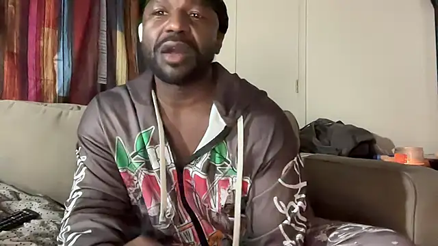 Snapshot of EggplantMonster4 chatting on 01-12-26, 04:50 EggplantMonster4 online show from 01-12-26, 04:50